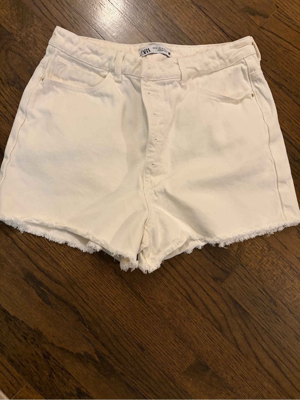 Zara off white shorts Size 10,like new !!